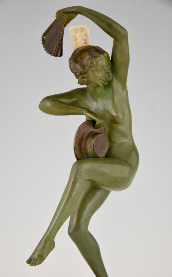 Art Deco bronzen sculptuur dansend naakt met waaier