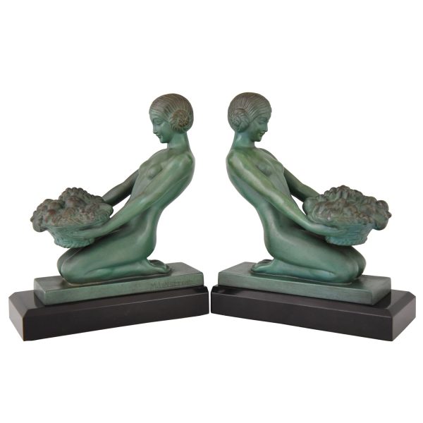 Art Deco boekensteunen naakte vrouw met mand