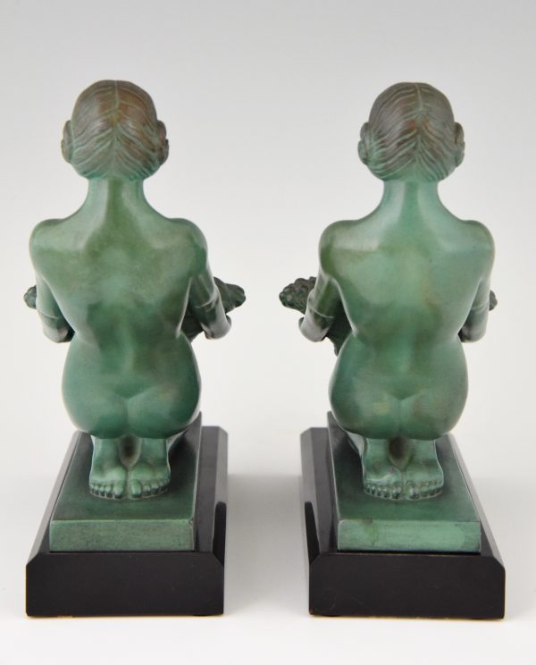 Art Deco boekensteunen naakte vrouw met mand