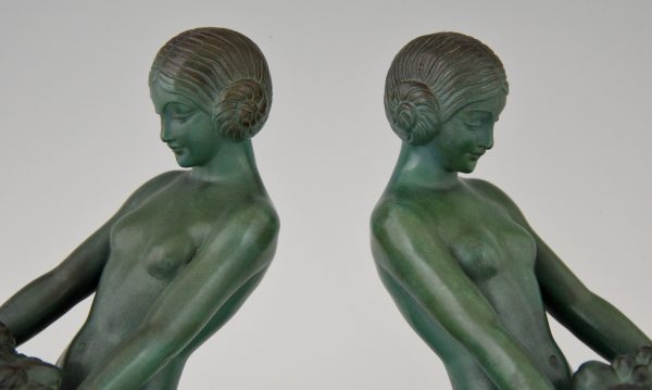 Art Deco boekensteunen naakte vrouw met mand