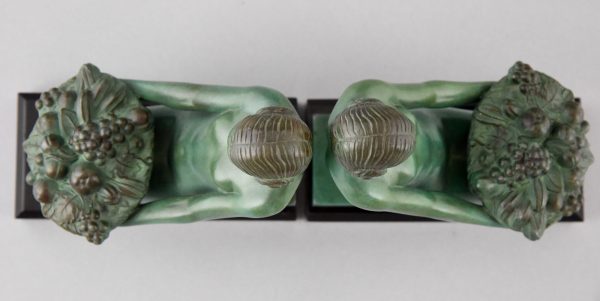 Art Deco boekensteunen naakte vrouw met mand