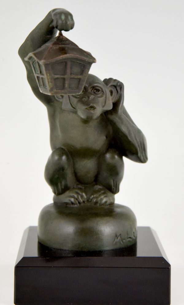 Art Deco sculptuur aap met lantaarn auto mascotte