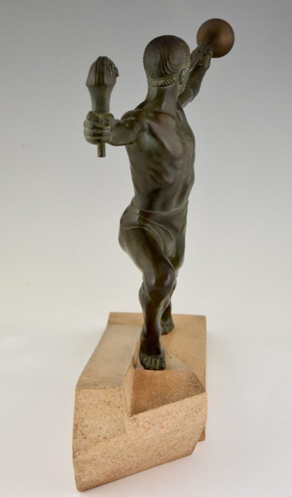 Art Deco sculpture homme nu avec trompette et flambeau