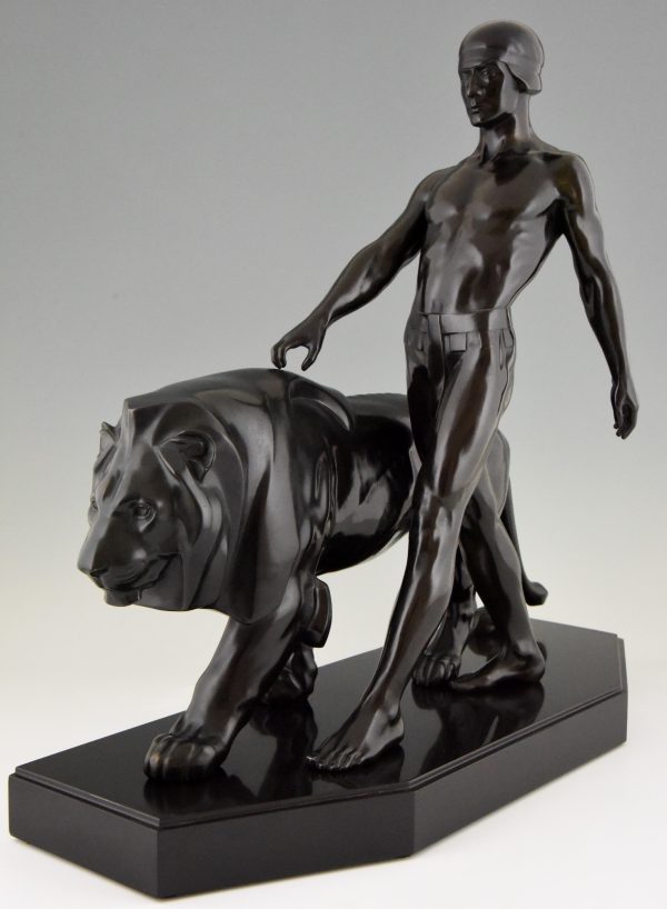 Art Deco Skulptur Mann mit Löwe, Dompteur