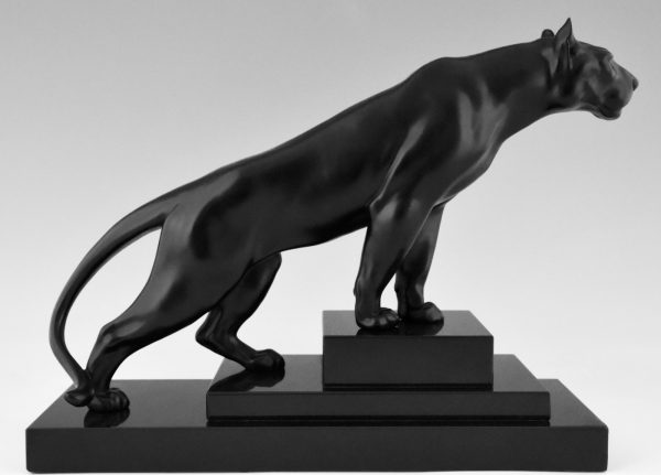 Art Deco sculpture of a panther.