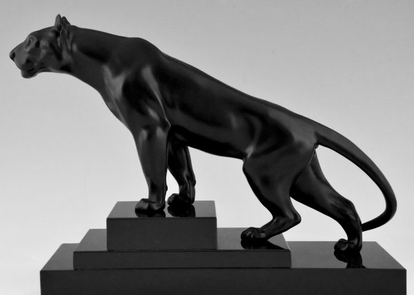 Art Deco sculpture of a panther.