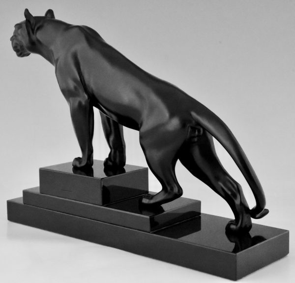 Art Deco sculpture of a panther.