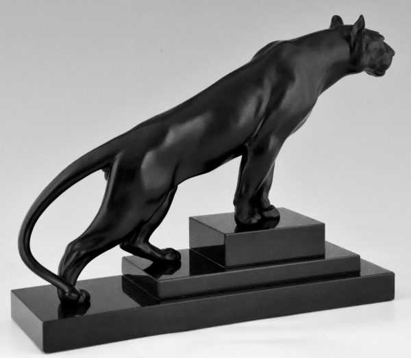 Art Deco sculpture of a panther.