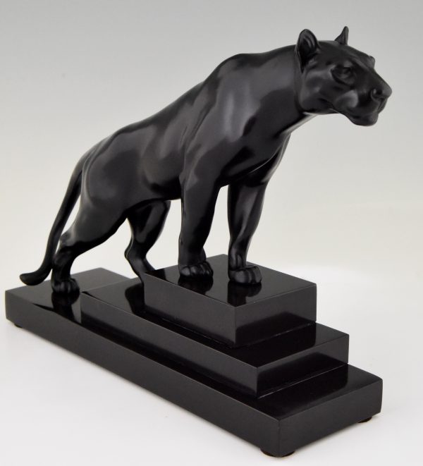 Art Deco sculptuur zwarte panter op marmeren sokkel.