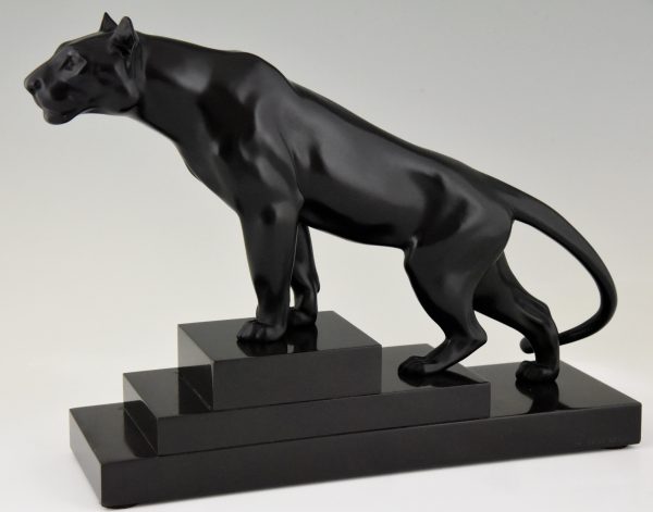 Art Deco sculptuur zwarte panter op marmeren sokkel.