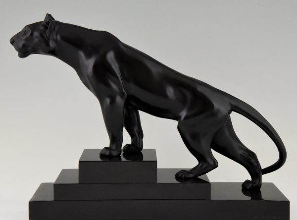 Art Deco sculptuur zwarte panter op marmeren sokkel.