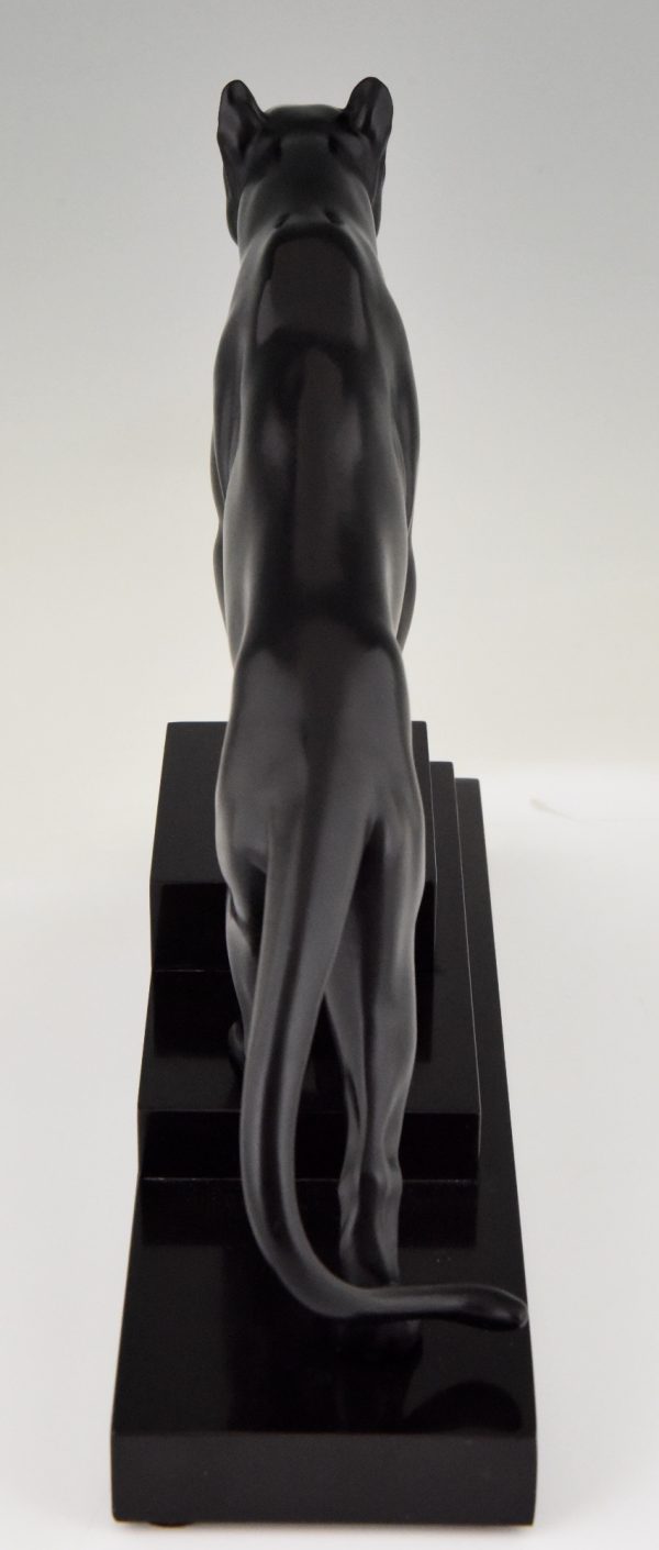 Art Deco sculptuur zwarte panter op marmeren sokkel.