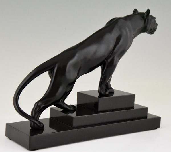 Art Deco sculptuur zwarte panter op marmeren sokkel.