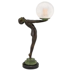 Style Art Deco lampe femme nue tenant une globe Clarte
