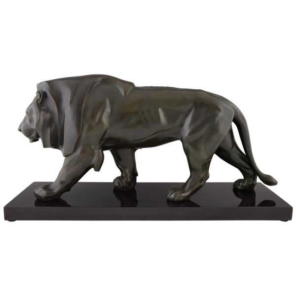 Sulpture Art Deco lion marchant