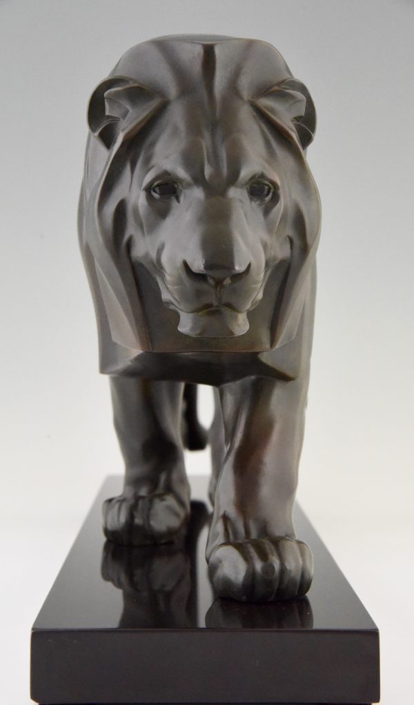 Sulpture Art Deco lion marchant