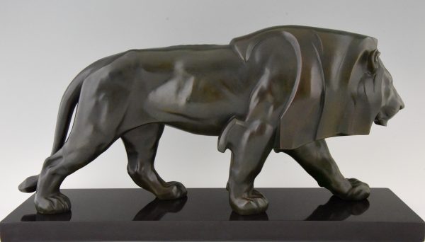 Sulpture Art Deco lion marchant