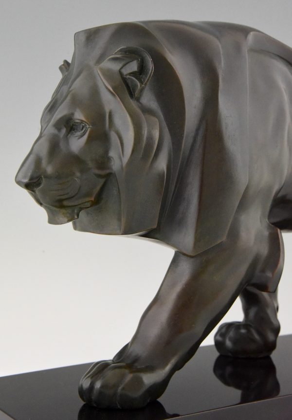 Sulpture Art Deco lion marchant