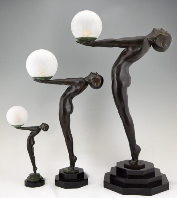 Clarté lamp Art Deco stijl naakte vrouw met bal 84 cm.