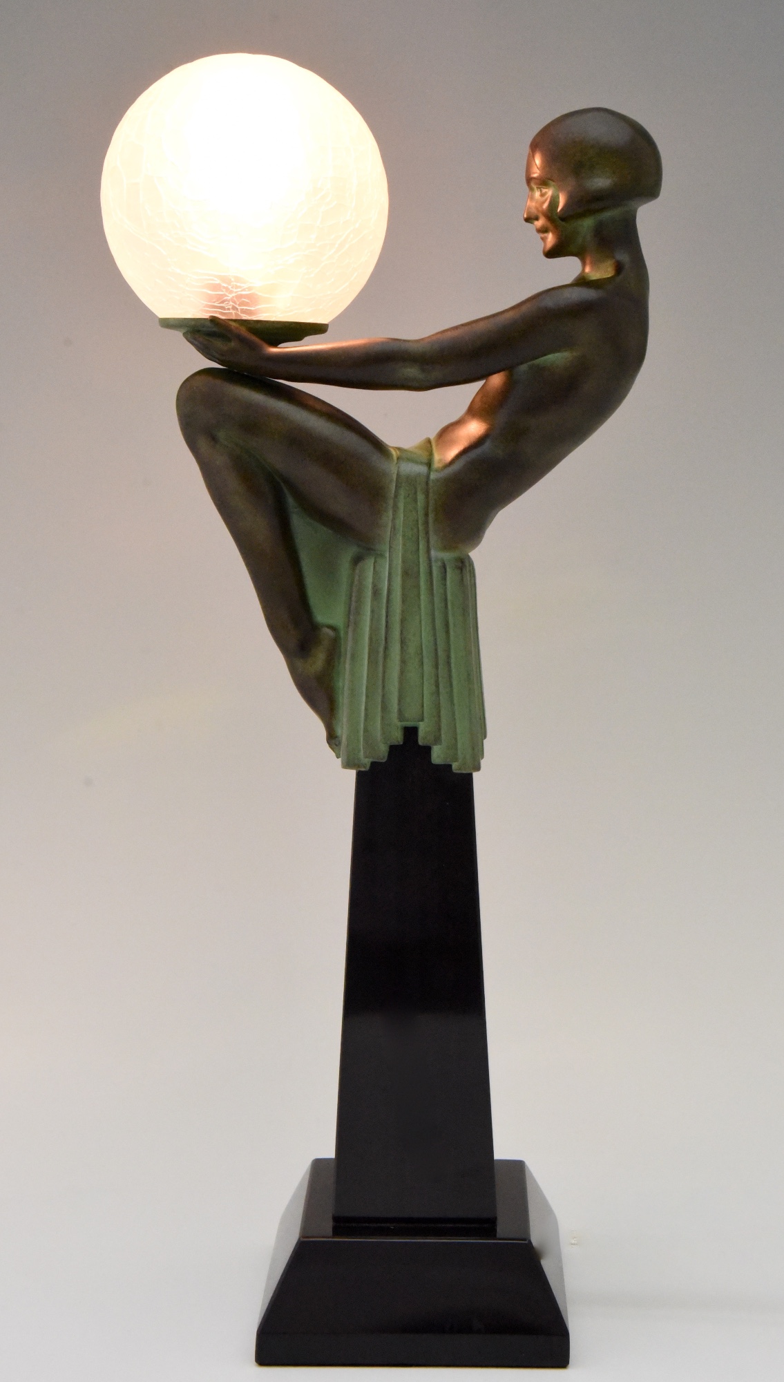 banner Slordig Eerlijk Art Deco style lamp nude holding a globe ENIGME - Deconamic