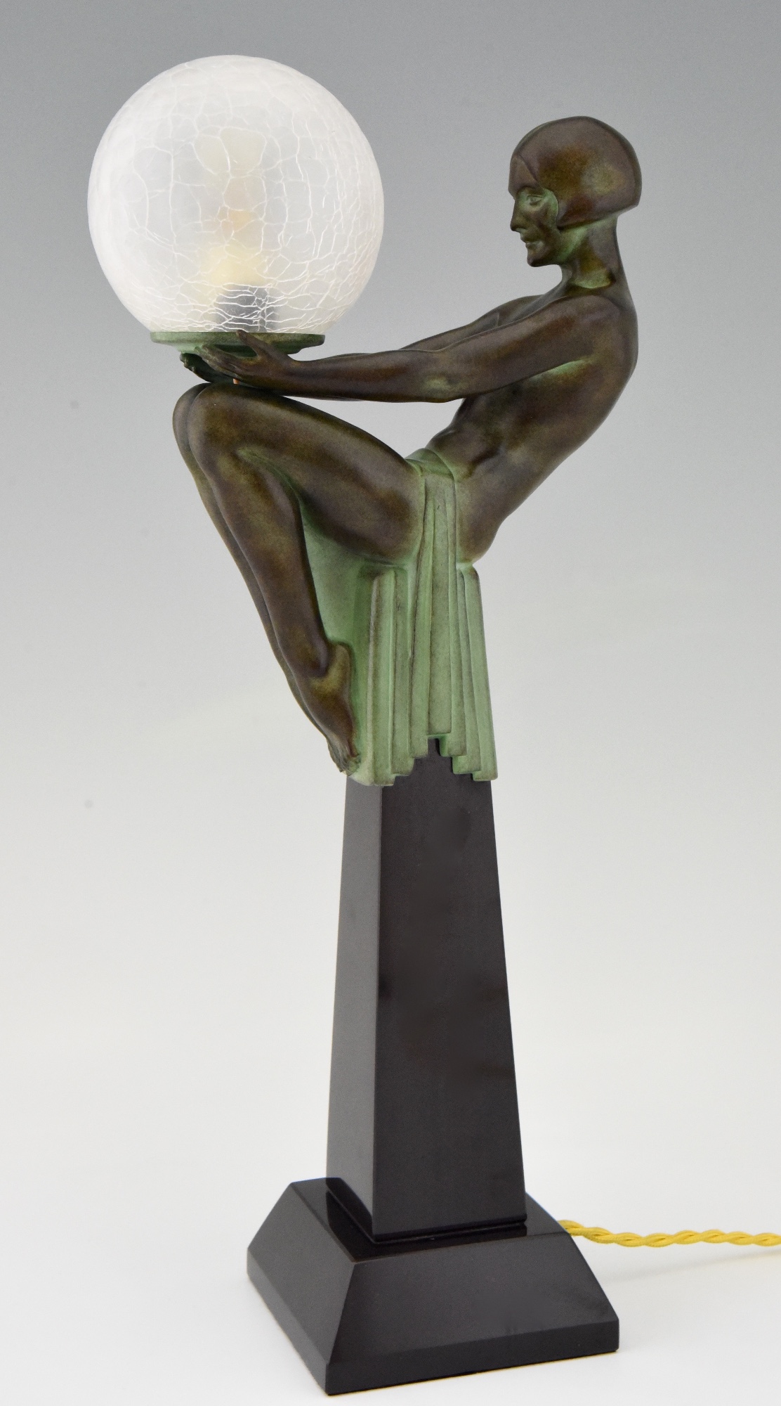 combineren Handschrift meisje Art Deco style lamp nude holding a globe ENIGME - Deconamic