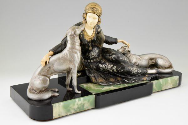 Sculpture Art Deco elegante avec chiens