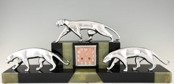 Art Deco clock with 3 bronze panthers, marble and onyx.
