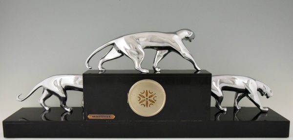 Art Deco clock with 3 bronze panthers, marble and onyx.