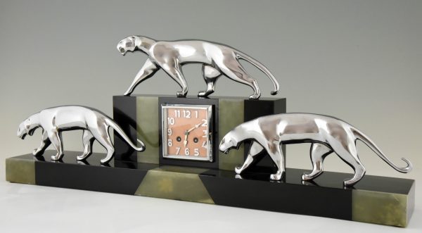 Art Deco clock with 3 bronze panthers, marble and onyx.