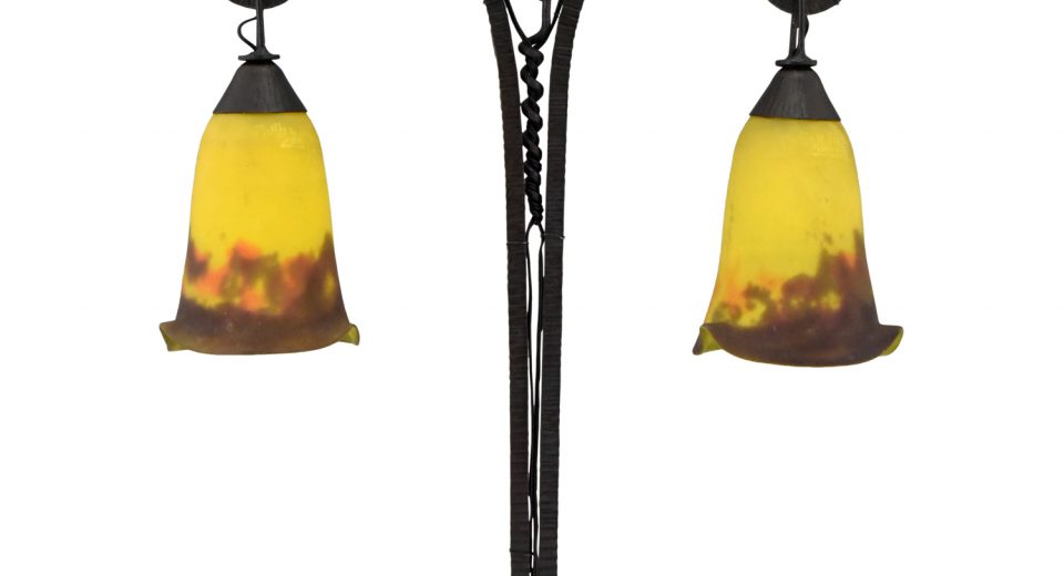 Art Deco tafellamp in glaspasta en smeedijzer