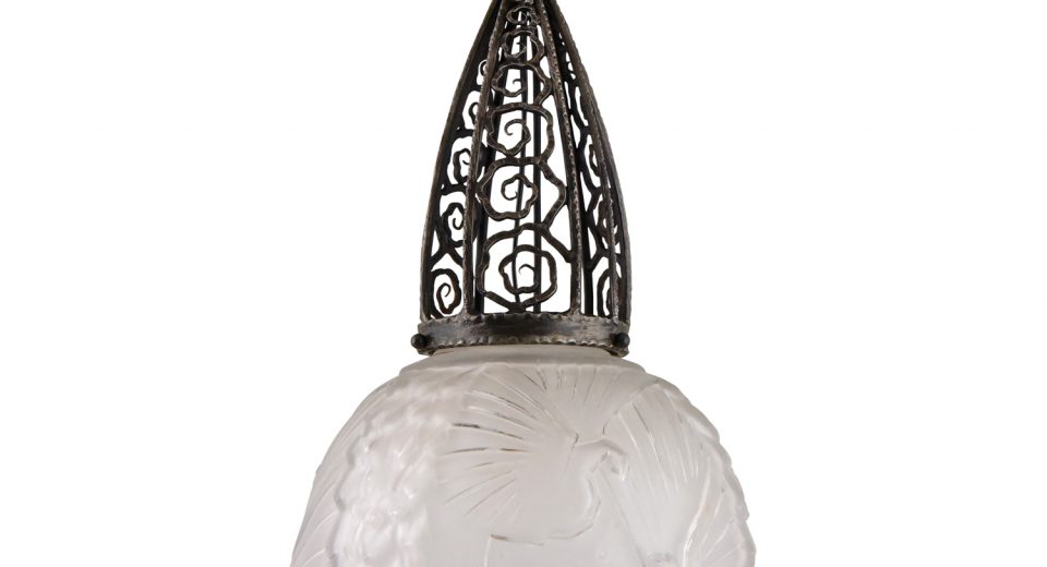 Art Deco Hängelampe Glass und Schmiedeeisen mit Pfau Art Deco Hängelampe Glass und Schmiedeeisen mit Pfau