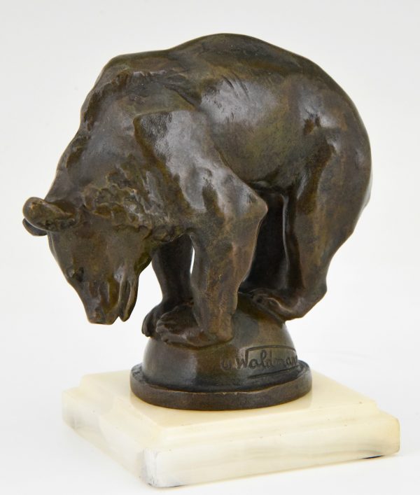 Art Deco bronzen sculptuur beer op een bal