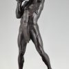 Antiek bronzen beeld mannelijk naakt, atleet met steen