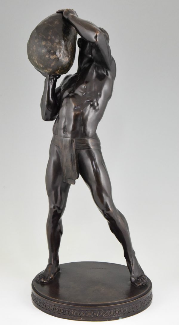 Sculpture en bronze nu masculin, athlète avec pierre.