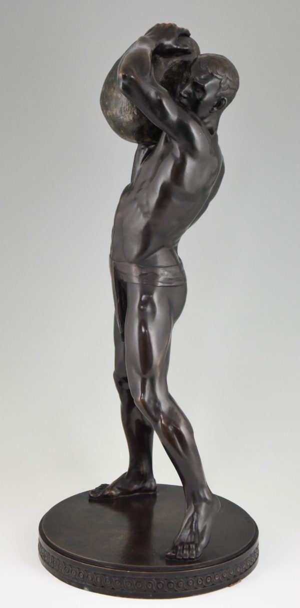 Sculpture en bronze nu masculin, athlète avec pierre.