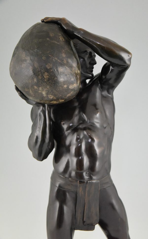 Antiek bronzen beeld mannelijk naakt, atleet met steen
