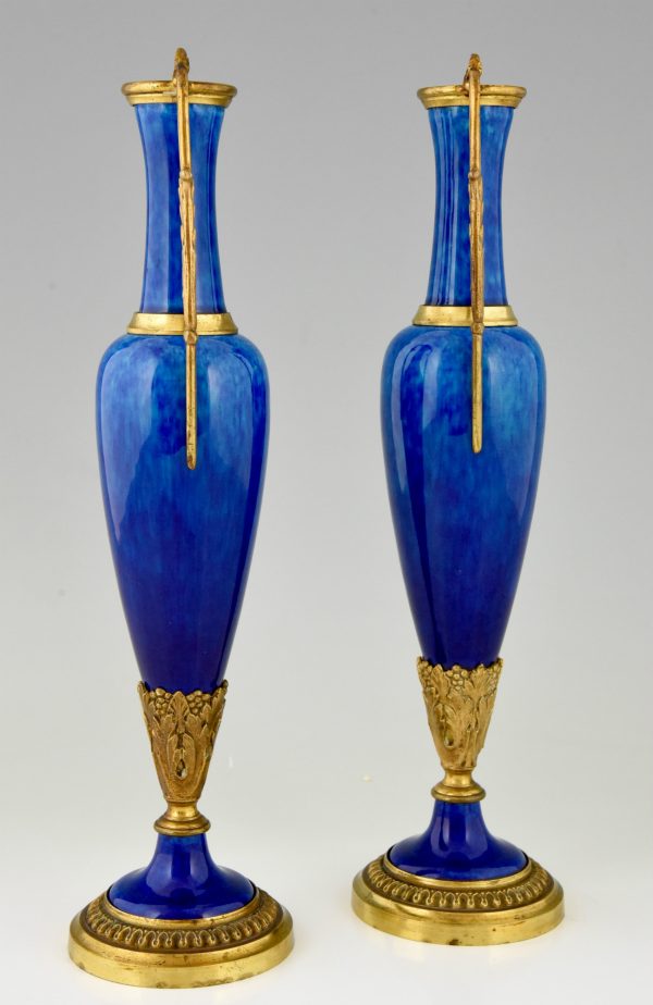 Paar antieke vazen blauw keramiek en brons