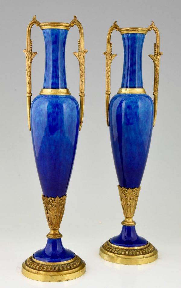 Paar antieke vazen blauw keramiek en brons