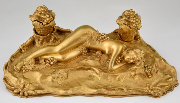 Art Nouveau encier en bronze avec femme nue allongée