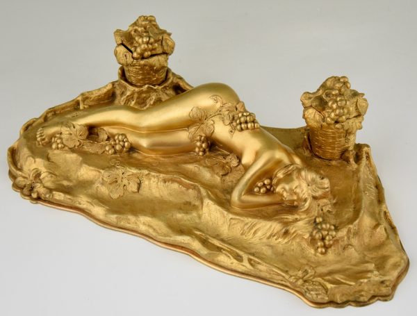 Art Nouveau encier en bronze avec femme nue allongée