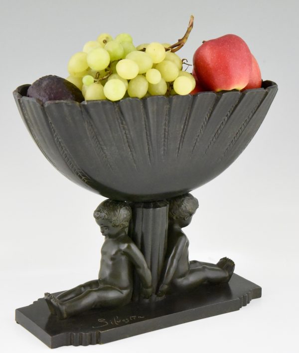 Art Deco bronze fruit of bloemenschaal met twee jongentjes