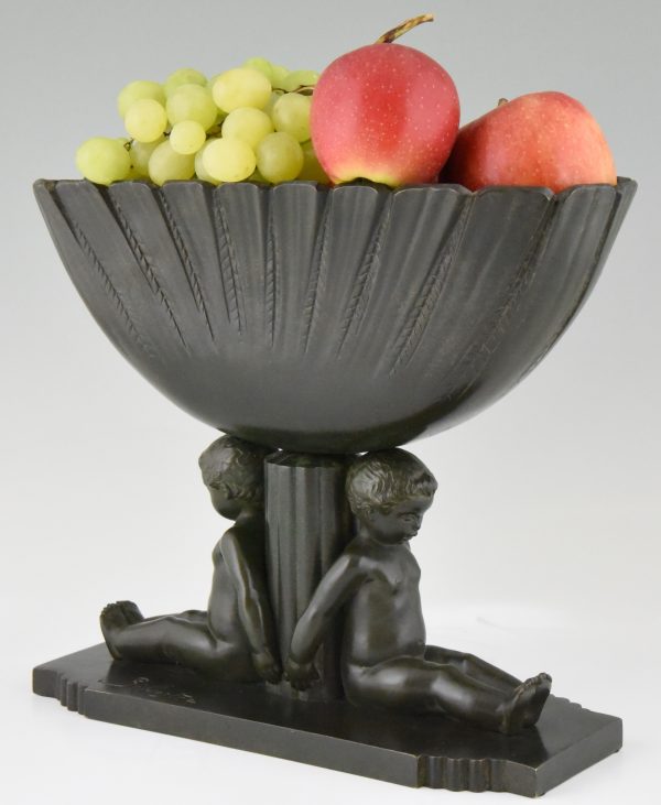 Art Deco bronze fruit of bloemenschaal met twee jongentjes