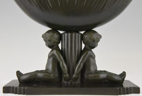 Art Deco milieu de table en bronze avec deux petit garçons