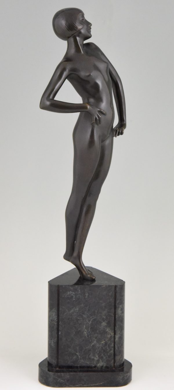 Sculpture en bronze Art Deco femme nue debout.