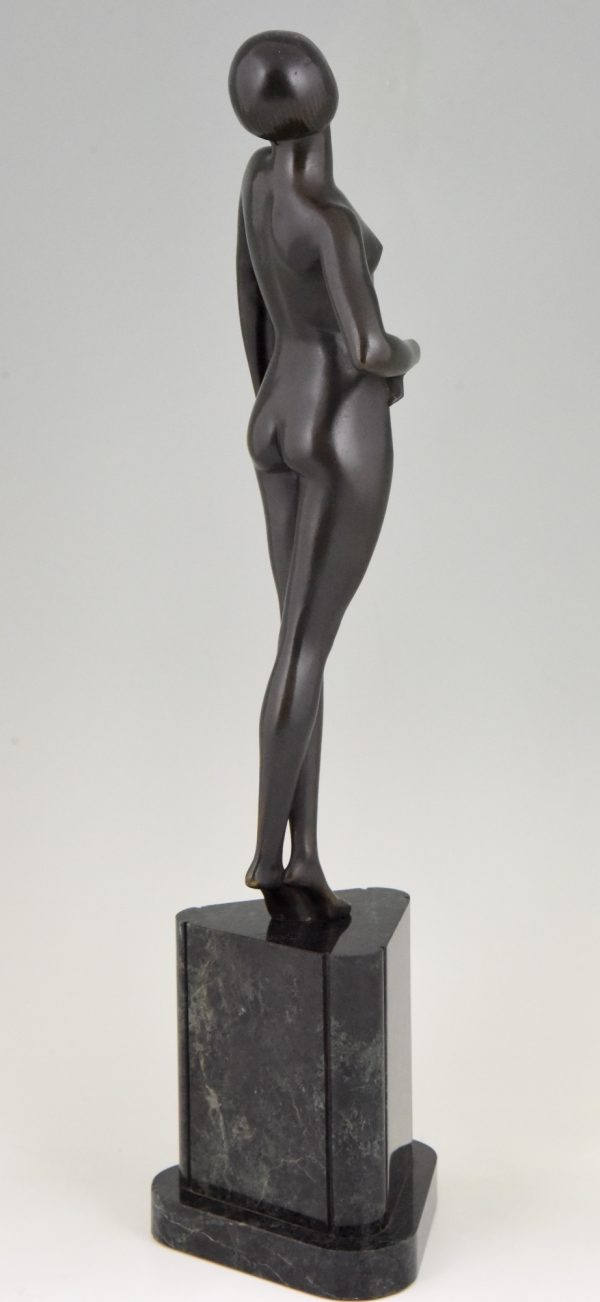 Sculpture en bronze Art Deco femme nue debout.