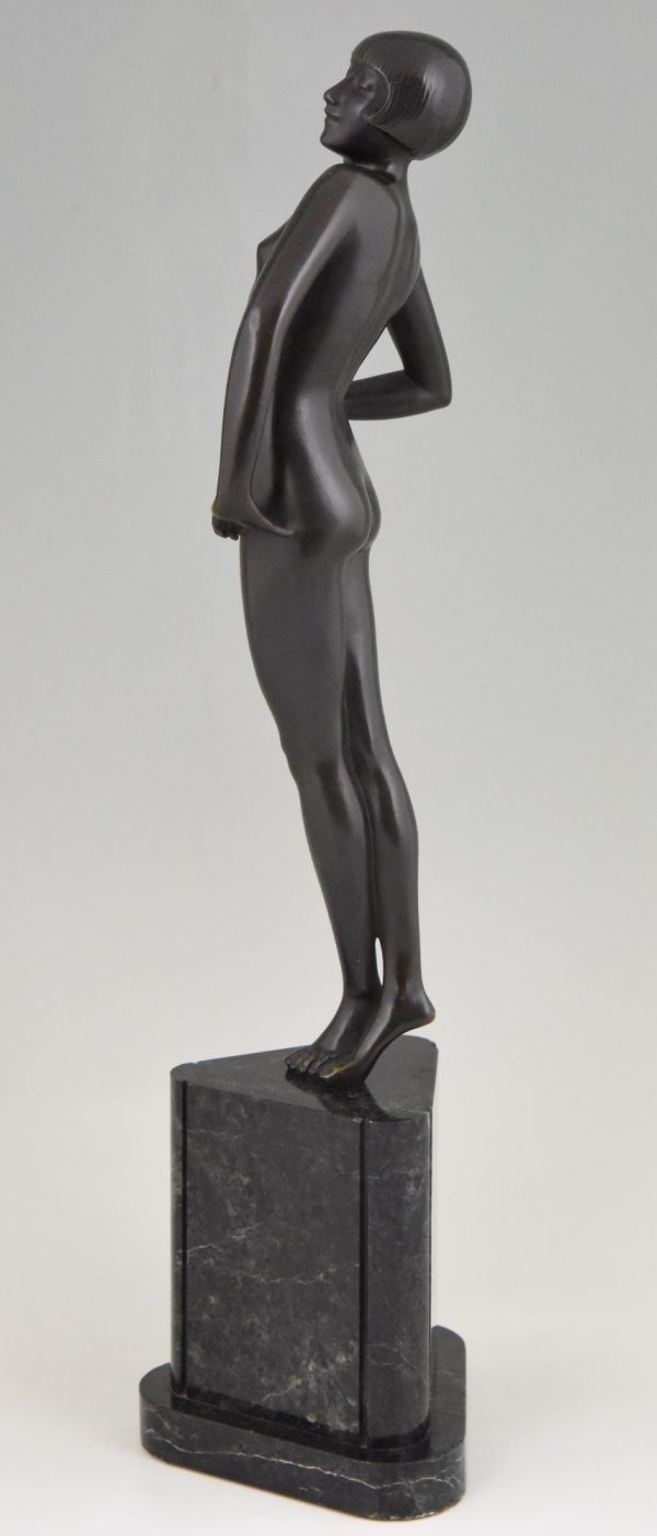 Sculpture en bronze Art Deco femme nue debout.