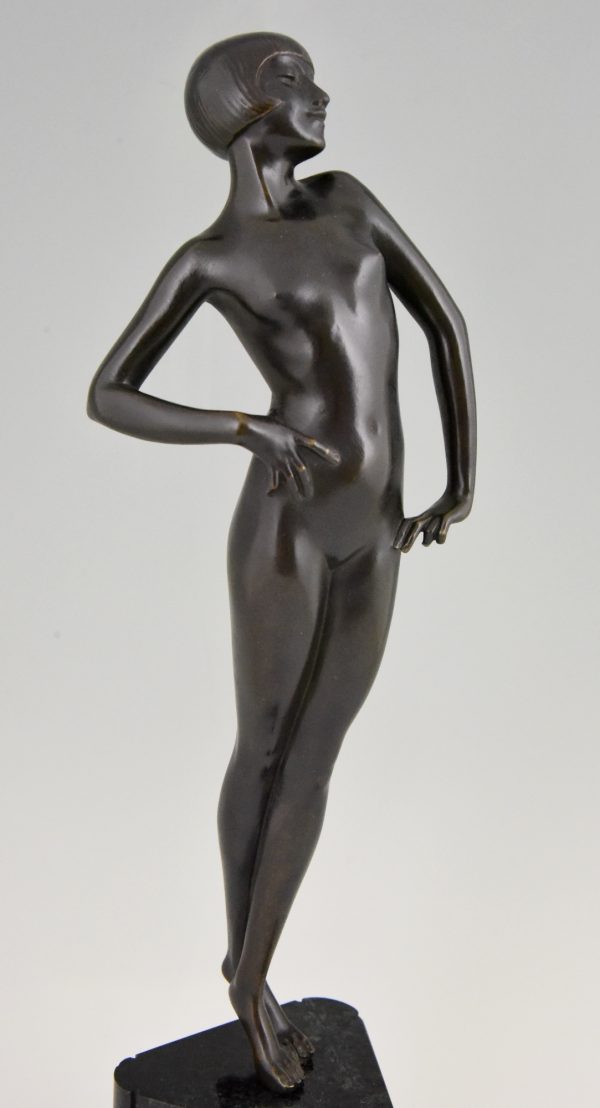 Sculpture en bronze Art Deco femme nue debout.