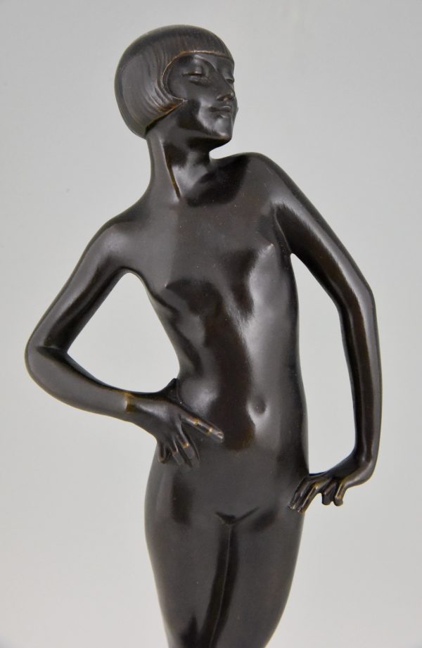 Sculpture en bronze Art Deco femme nue debout.