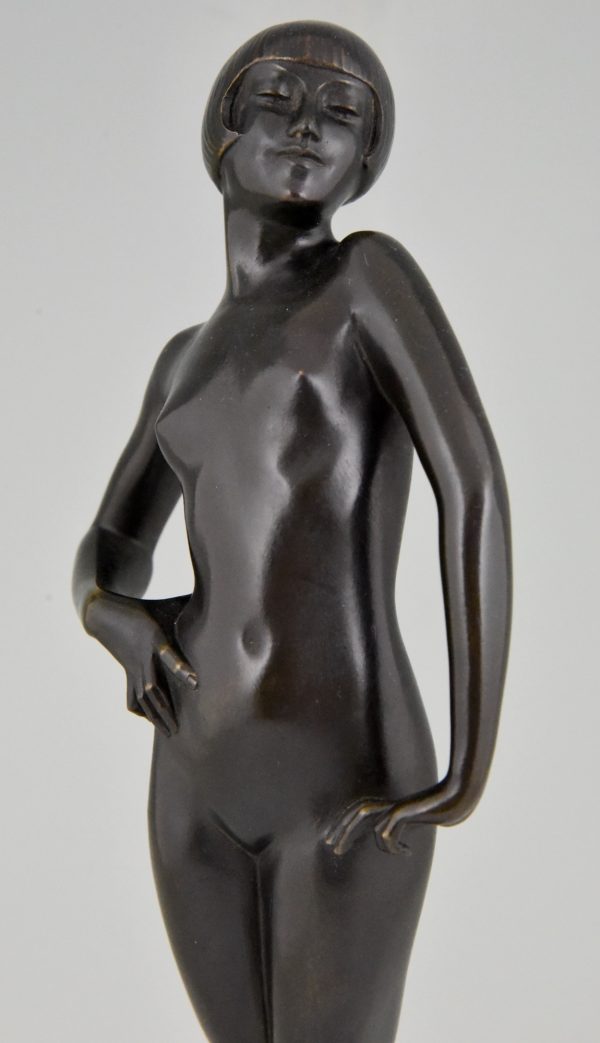 Sculpture en bronze Art Deco femme nue debout.