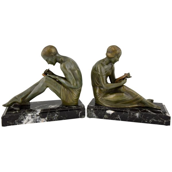 Art Deco bronzen boekensteunen man en vrouw met brief.